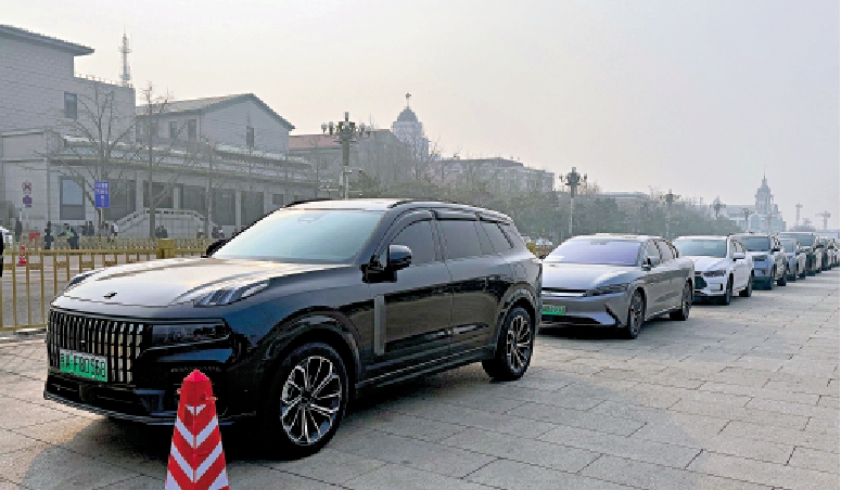 圖:全國兩會期間,在北京人民大會堂前的媒體停車區,掛「綠牌」的新能源車逐年增多。\大公報記者盧靜怡攝