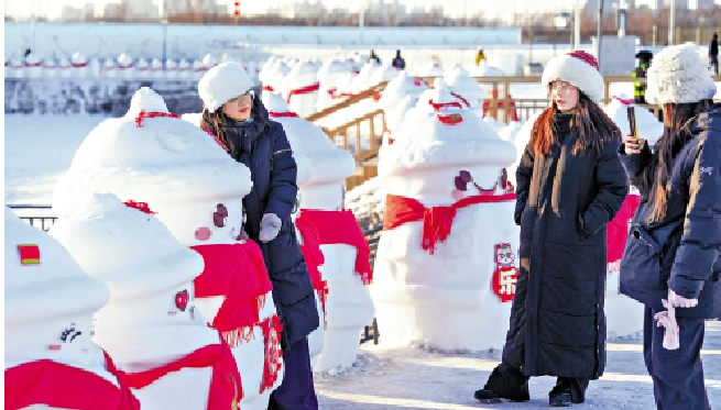 圖:2月26日,遊客在哈爾濱冰雪大世界園區內遊玩拍照。\新華社