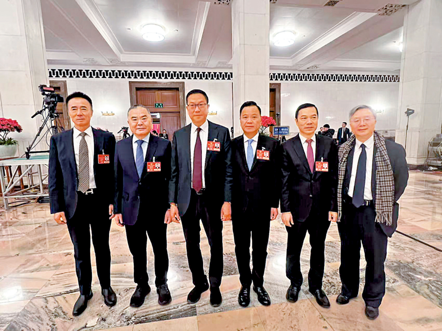 圖:「委員通道」集體採訪活動結束後,港區全國政協委員合影留念。\大公報記者郭瀚林攝