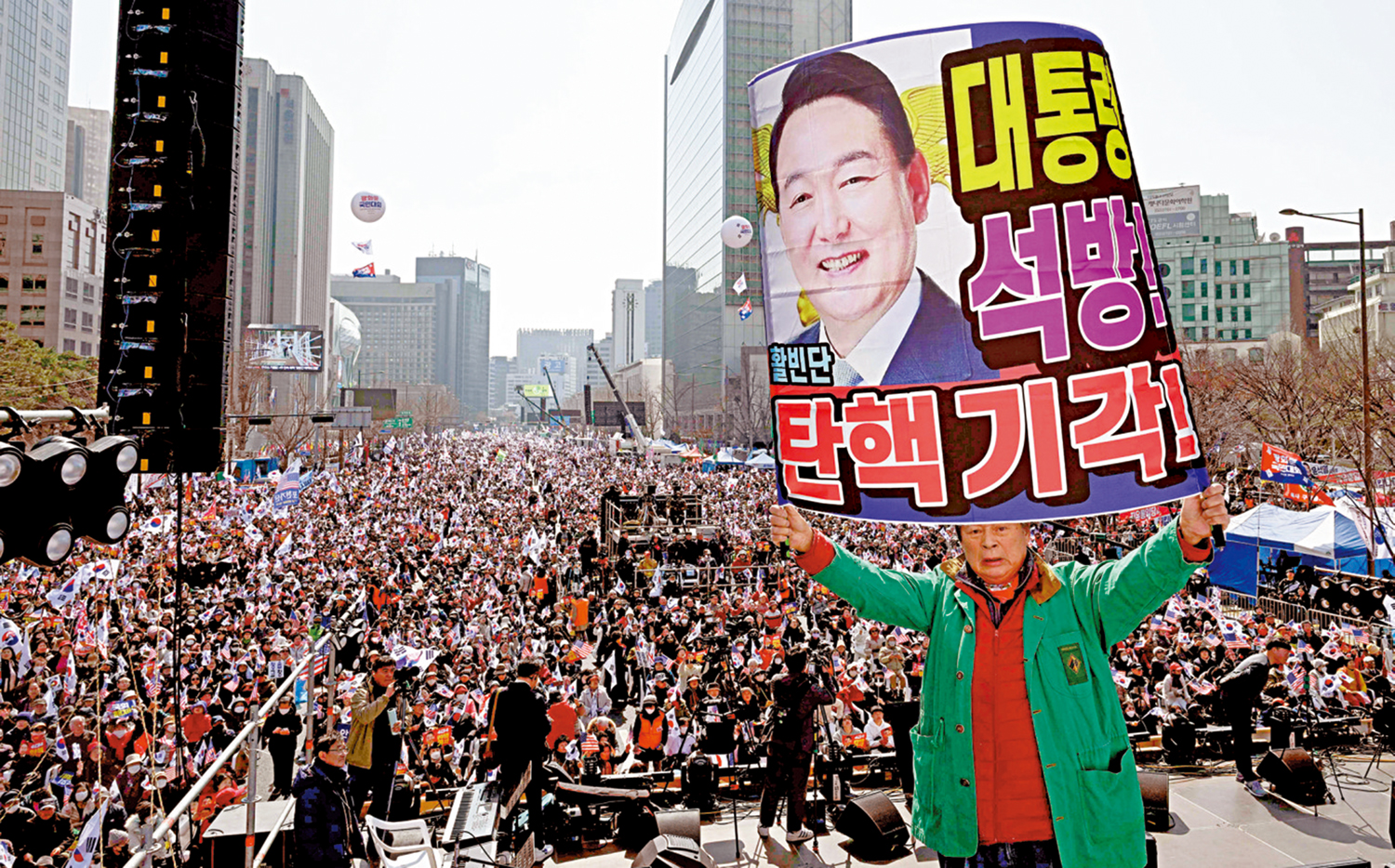 　　圖：尹錫悅的支持者8日在首爾集會，一名支持者舉着寫有「撤銷彈劾」的標語。\法新社