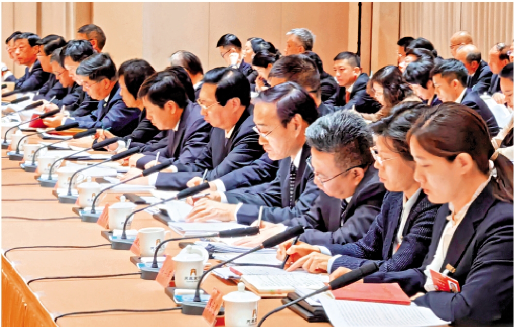 圖:圖為第十四屆全國人大三次會議河北省代表團開放日,代表們在會場認真記錄。\大公報記者馬曉芳攝