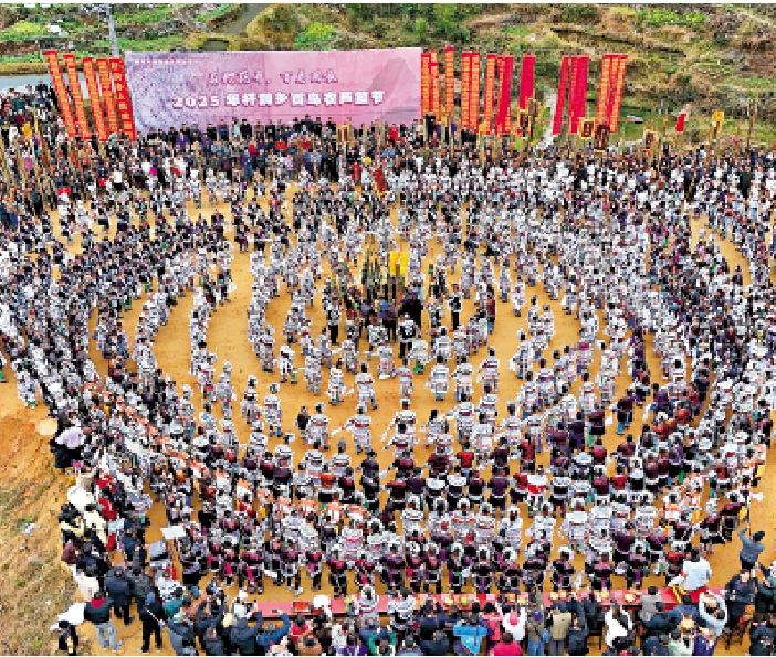 圖:廣西柳州市融水苗族自治縣桿洞鄉百鳥衣蘆笙坡會,吸引大量遊客觀眾。\新華社
