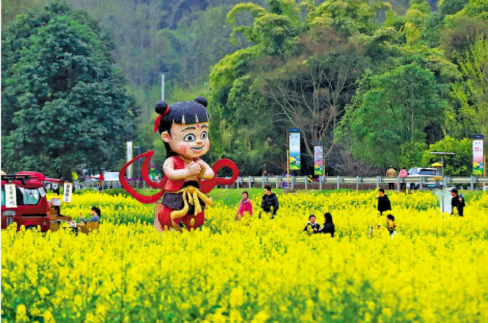 圖:在四川省崇州市道明鎮,一座四米多高的竹編「哪吒」亮相油菜花海中,吸引遊客拍照。\中新社