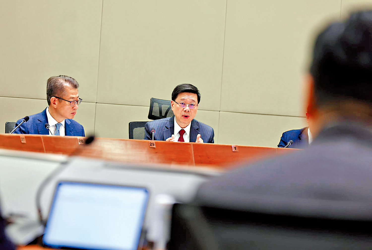 圖:李家超昨日與政治委任官員舉行了全國兩會精神學習分享會。