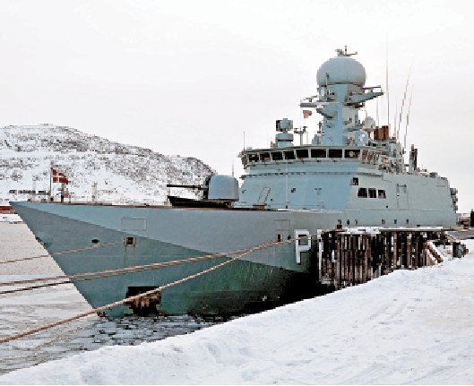 圖:丹麥軍艦停靠在格陵蘭島努克港。\路透社