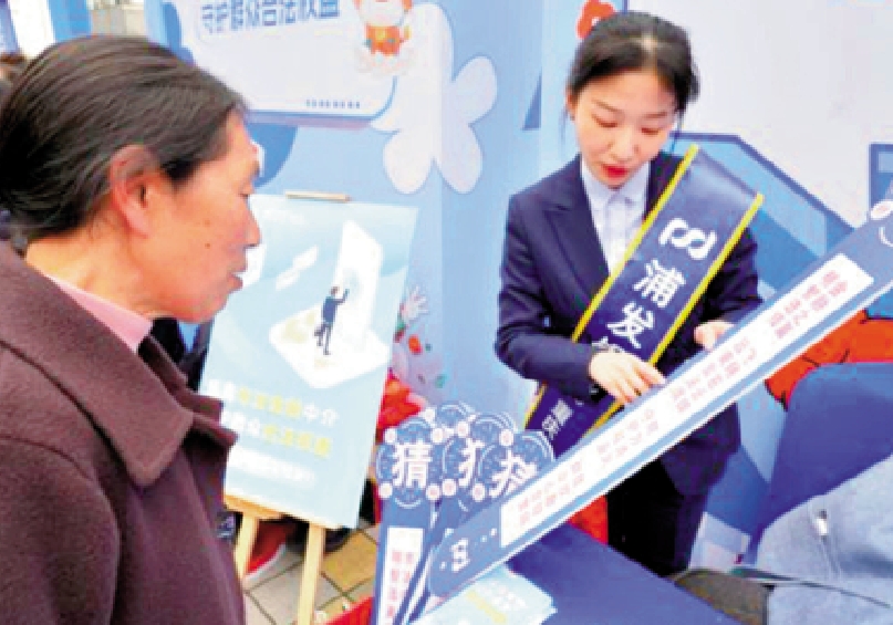 　　圖：重慶13日舉行消費者權益保護活動，提醒民眾小心AI擬聲換臉騙局。