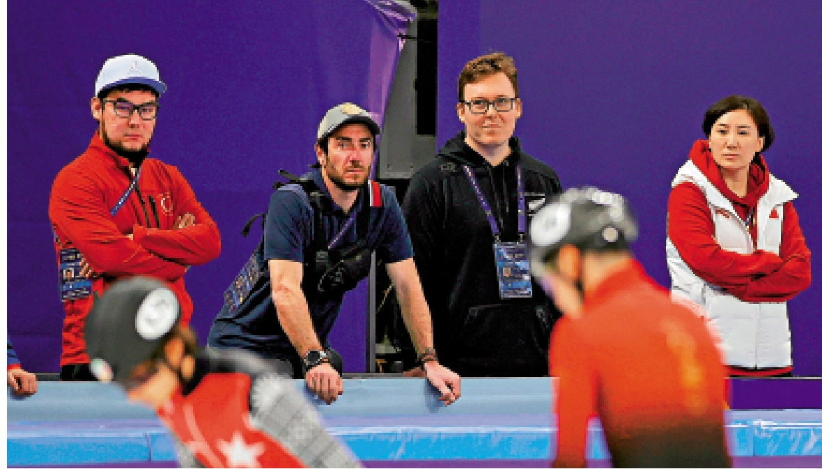 　　圖：中國隊主教練張晶（後右一）在場邊觀察隊員比賽。\新華社