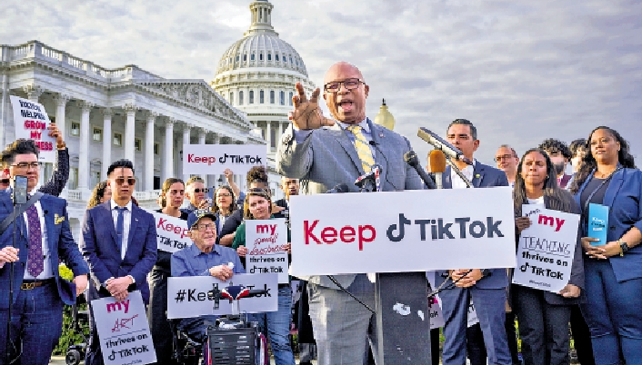 　　圖：2023年3月，TikTok博主和支持者在華盛頓國會大廈外集會，反對美國封禁TikTok。\美聯社