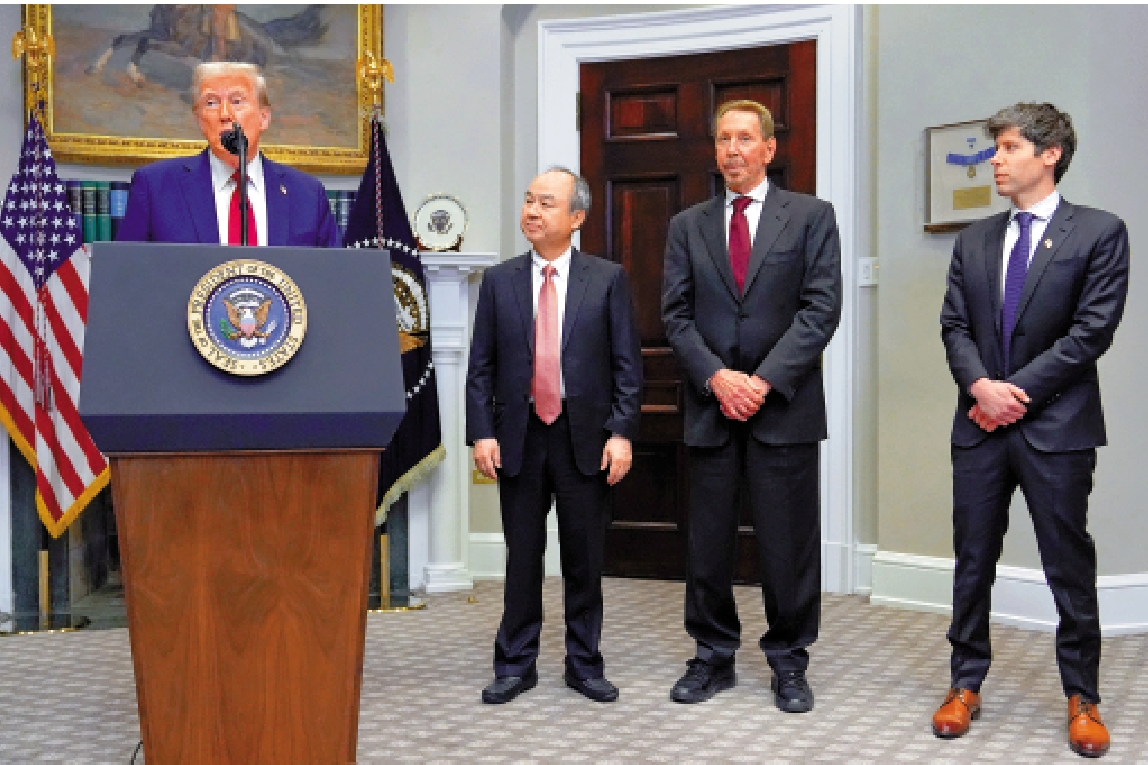 　　圖：1月21日，（從左至右）美國總統特朗普、軟銀CEO孫正義、甲骨文董事長埃里森和OpenAI行政總裁阿爾特曼在白宮宣布「星際之門」AI計劃。\美聯社