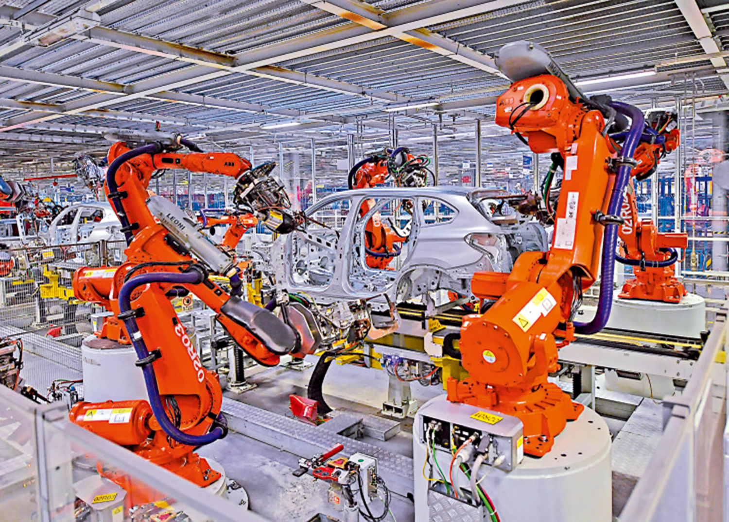 　　圖：在華晨寶馬瀋陽鐵西工廠車身車間，機器臂在焊接車身。