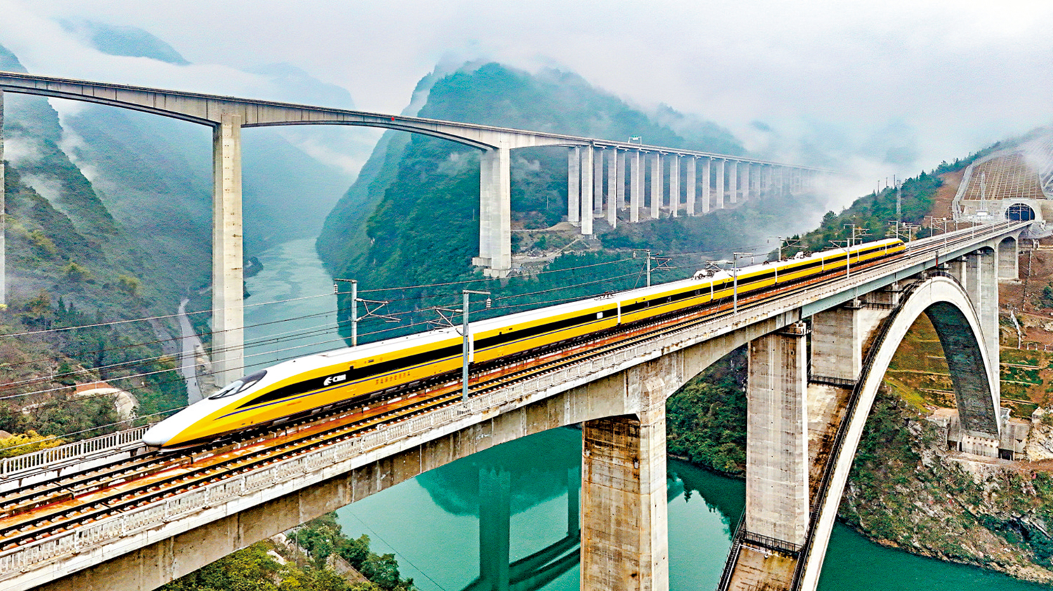 　　圖：渝廈高鐵重慶段建成通車後，重慶主城區至黔江區最快時間將從現在4小時減至1小時內。圖為日前高速綜合檢測列車行駛在渝廈高鐵重慶段，距全線開通更近一步。\新華社
