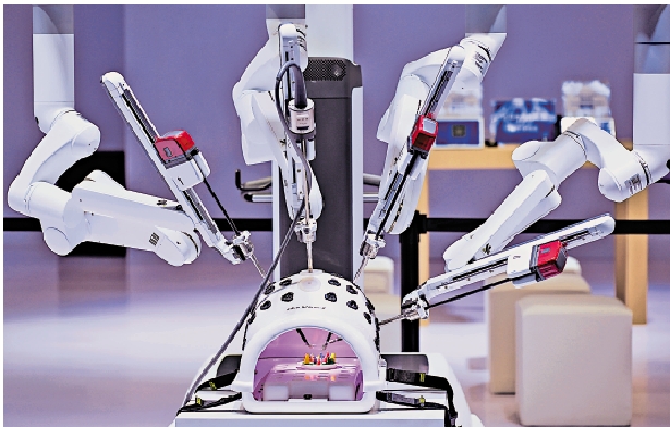 　　圖：圖為重慶2025中國醫學裝備展覽會上的手術機器人演示現場。