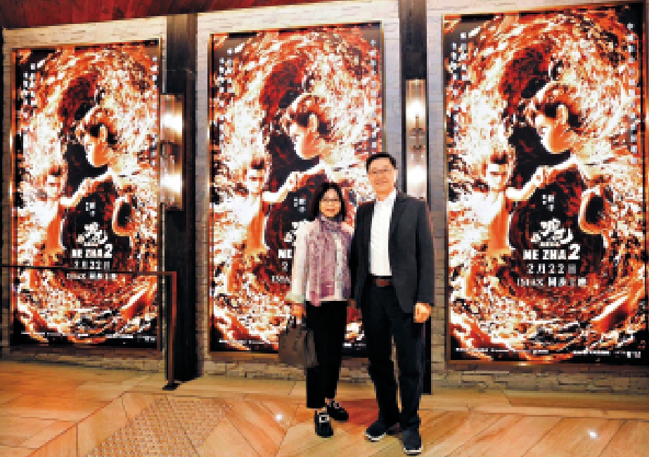 　　圖：行政長官李家超早前和太太入戲院觀賞《哪吒2》，大讚哪吒面對困境時的不屈與無懼，讓人熱血沸騰。
