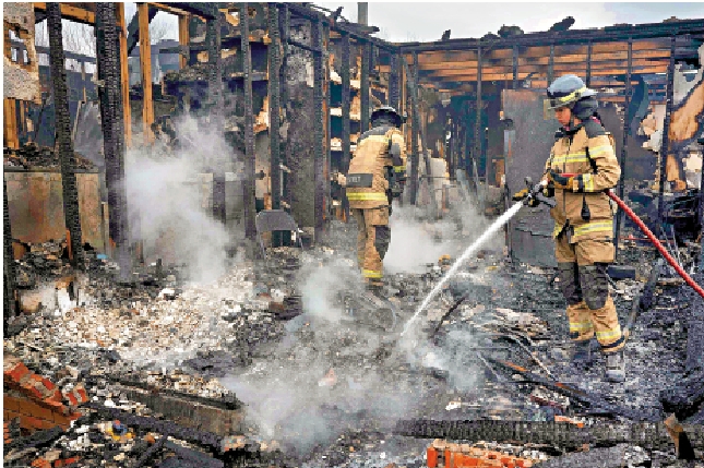 　　圖：俄克拉何馬州消防員15日正在撲滅山火。\法新社