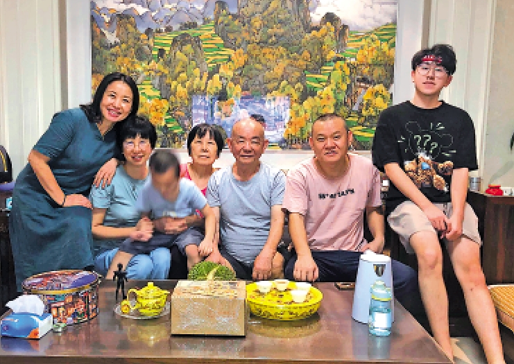 　　圖：賴逸珊（左一）與家人合影。