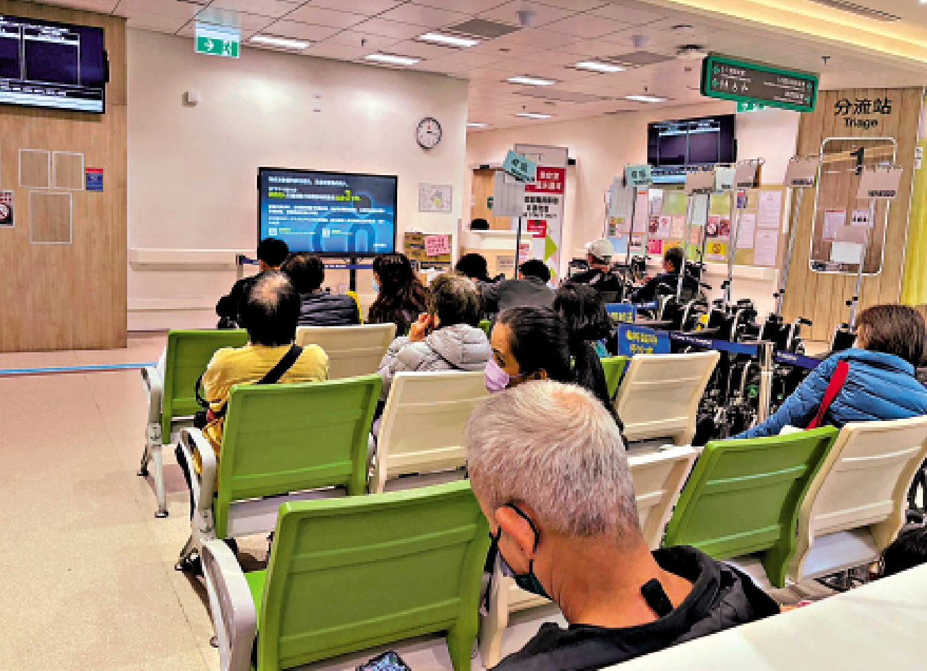 　　圖：大公報記者昨日到廣華醫院急症室實地走訪，發現不少求診者並非危殆、危急或緊急的病人。