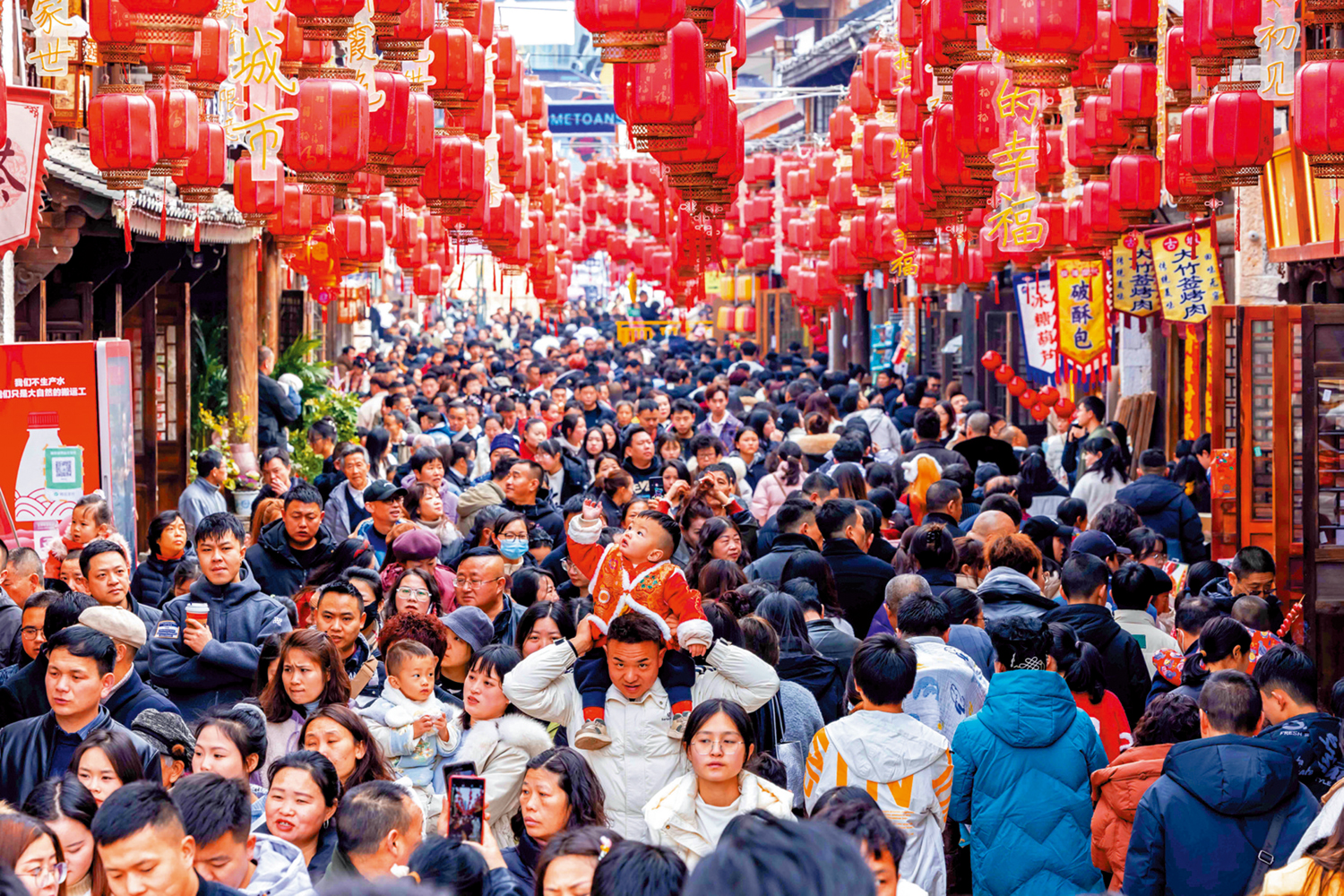 　　圖：內地推出提振消費七大行動，強調依法保障勞動者休息休假權益。圖為遊客在貴州安順遊玩。\新華社