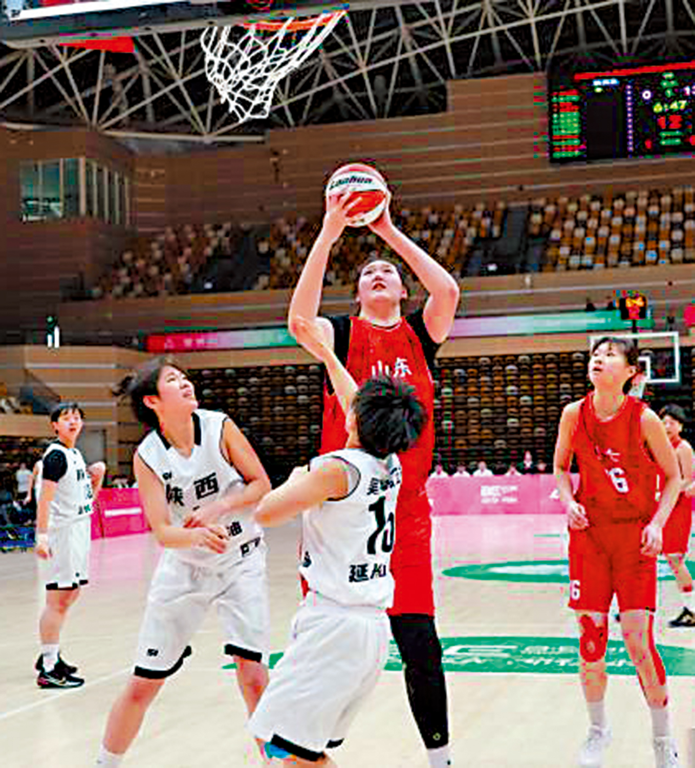 　　圖：山東女籃中鋒張子宇（左三）在籃底下進攻。