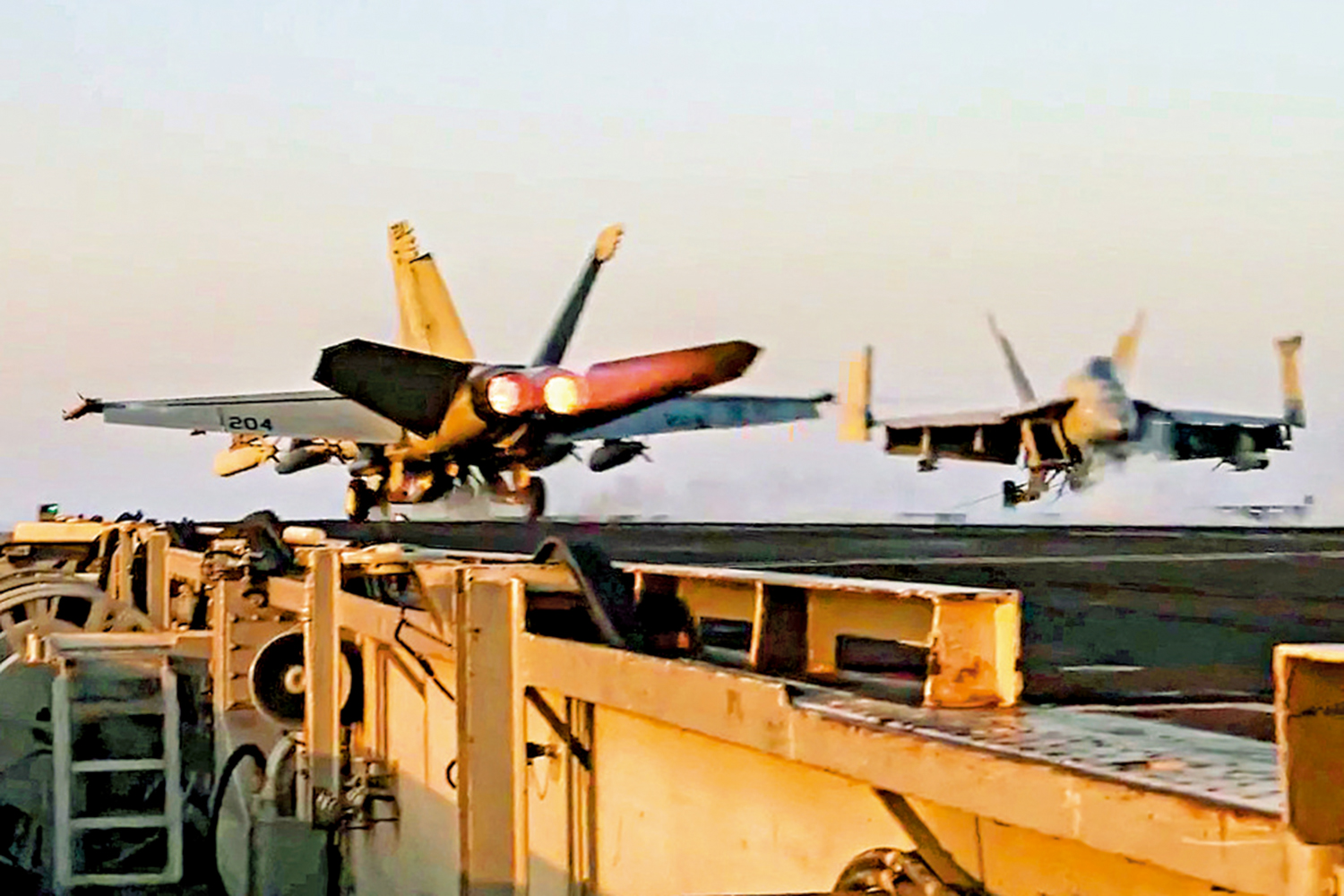 　　圖：美軍一架戰鬥機從航母起飛，對也門發動空襲。\法新社