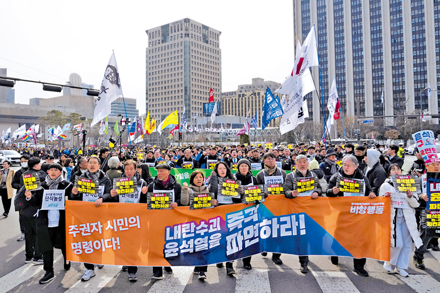 　　圖：要求尹錫悅下台的示威者17日在首爾遊行。\美聯社