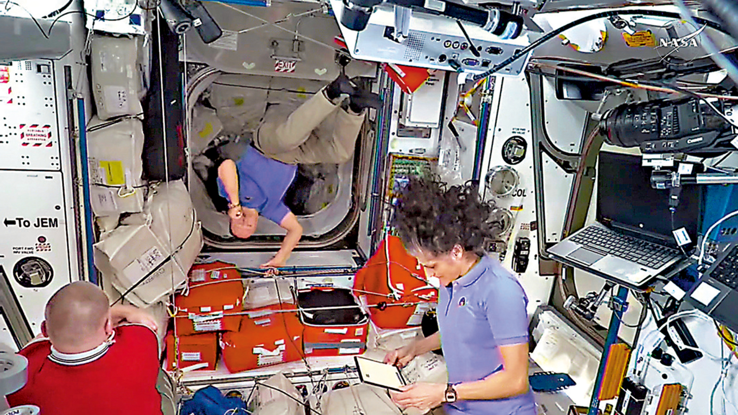 　　圖：美國太空人威爾莫爾（中）和威廉姆斯（右）有望於18日返回地球。\美聯社