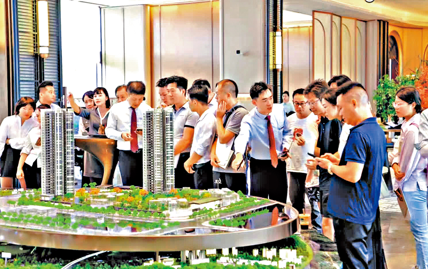 　　圖：首兩月內地樓市正延續回穩態勢。圖為深圳龍華某新樓盤在國慶期間，看房人群絡繹不絕。