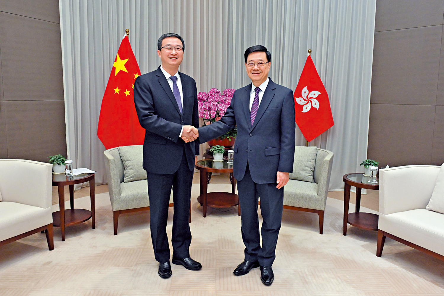 　　圖：行政長官李家超（右）昨日與東莞市委書記韋皓（左）會面。