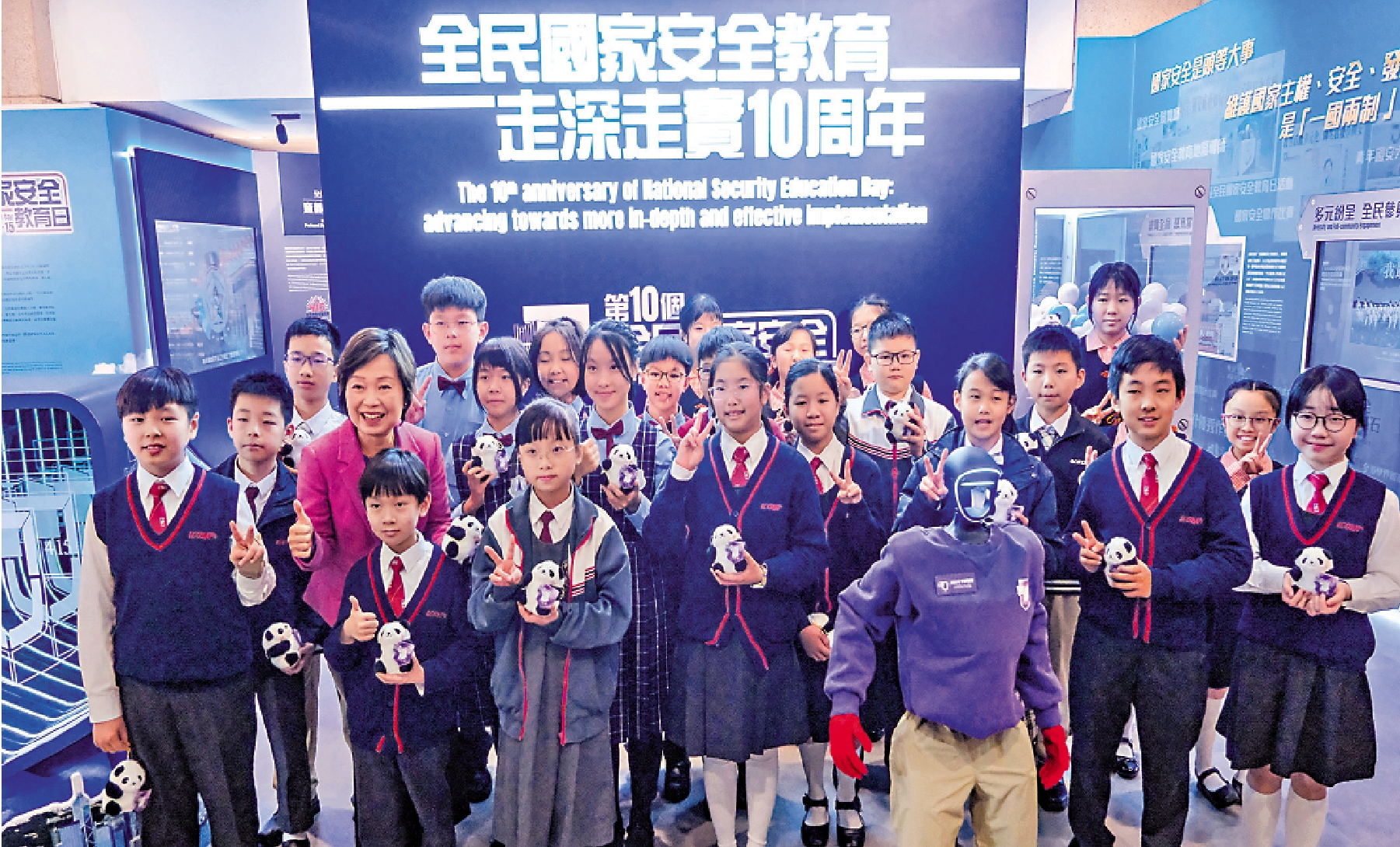 　　圖：第十個「全民國家安全教育日」專題展覽開幕典禮昨日在香港歷史博物館舉行，導賞機器人成為焦點。