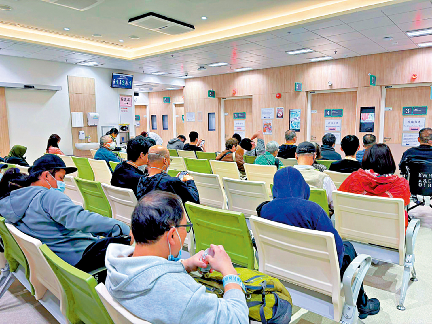 圖:李家超強調,公營醫療收費檢討,重點是引導資源至最有需要病人。