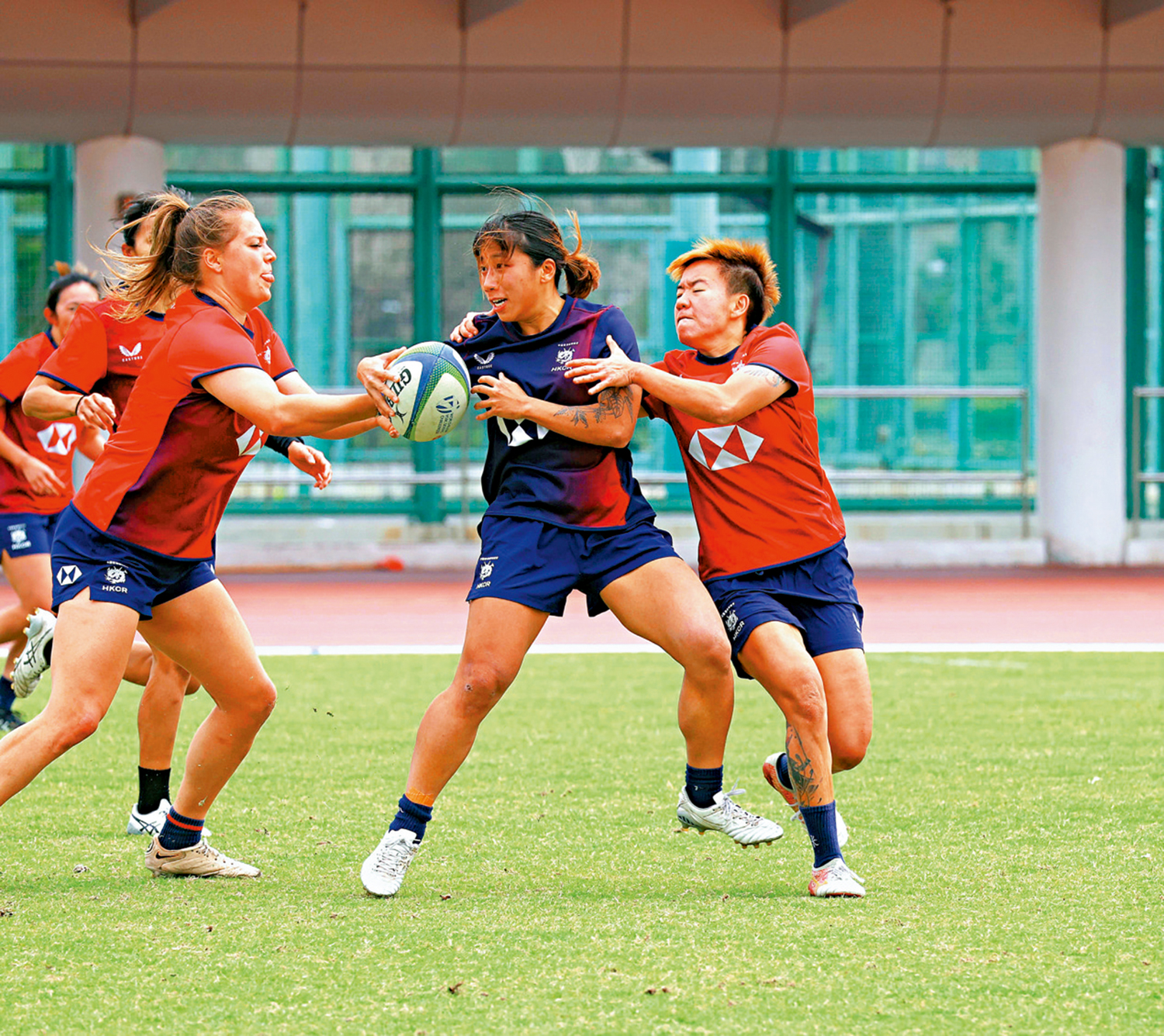 圖:港七欖女隊球員在操練中全力以赴。\大公報記者朱家立攝