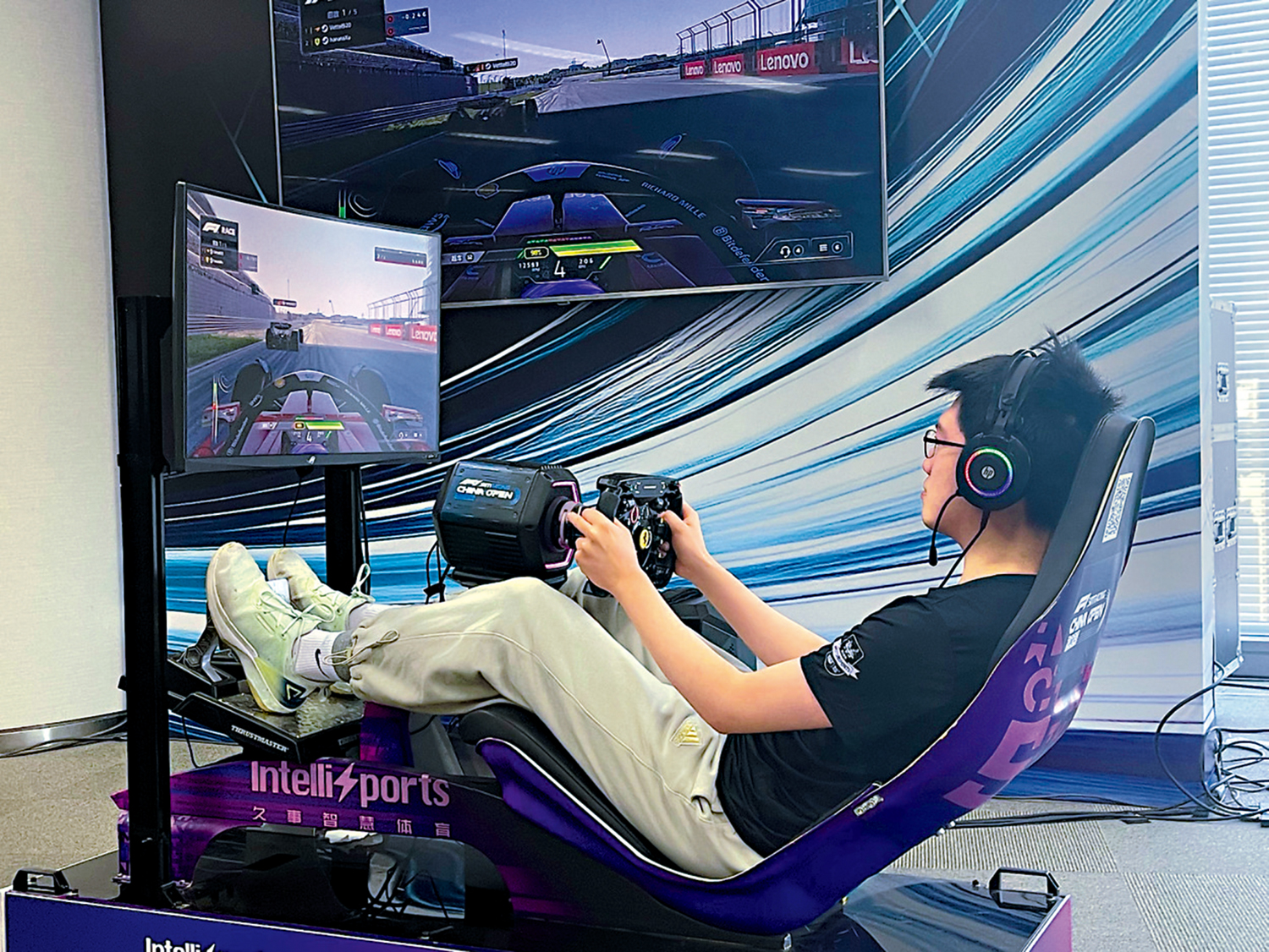 　　圖：2020 F1電競中國冠軍賽職業聯賽車手許臻明，展示虛擬F1魅力。\大公報記者夏微攝