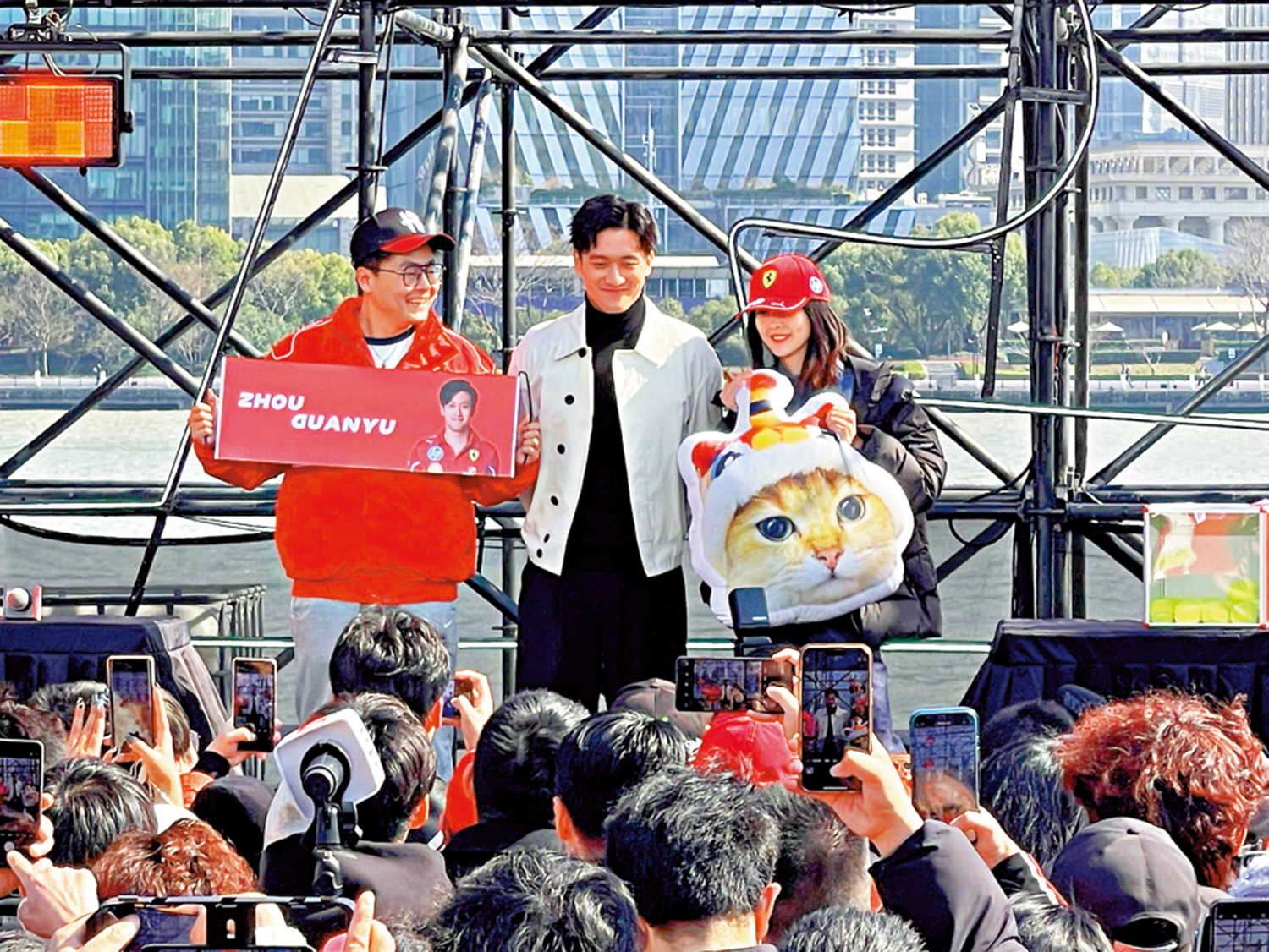 　　圖：周冠宇（中）與車迷互動。\大公報記者夏微攝