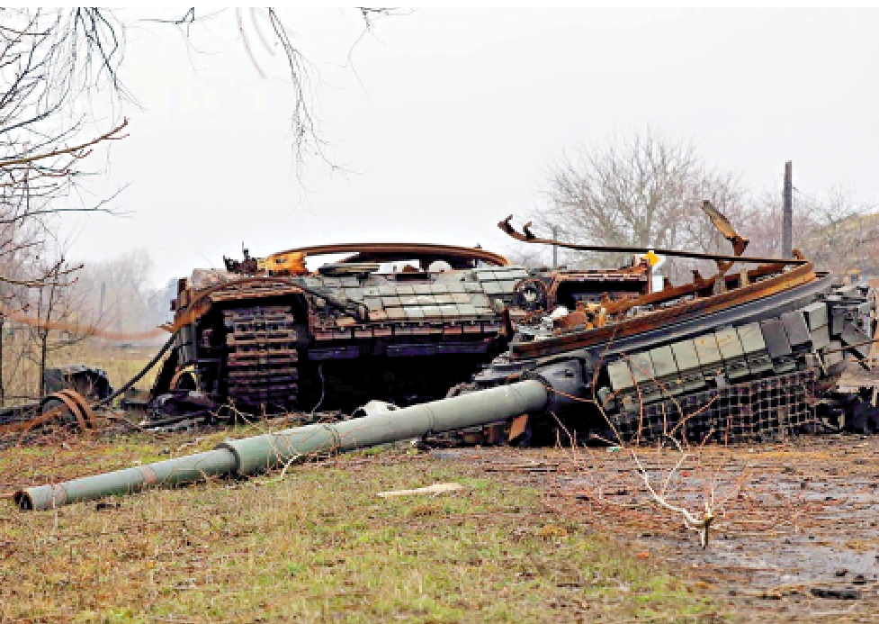 圖:烏軍將被摧毀的坦克等裝備遺棄在庫爾斯克。/美聯社