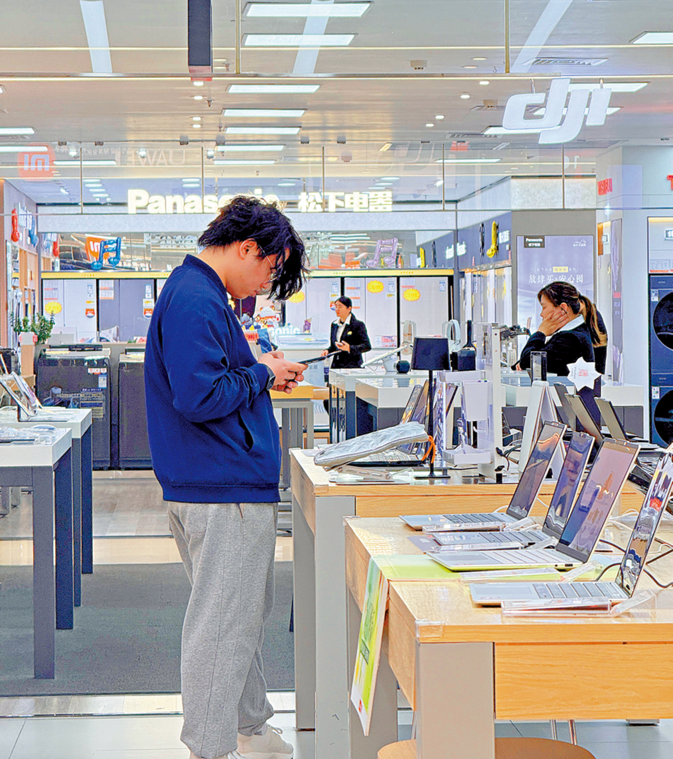 圖:不少年輕人被「國補」價格吸引,到線下門店選購電子產品。\大公報記者黃寶儀攝