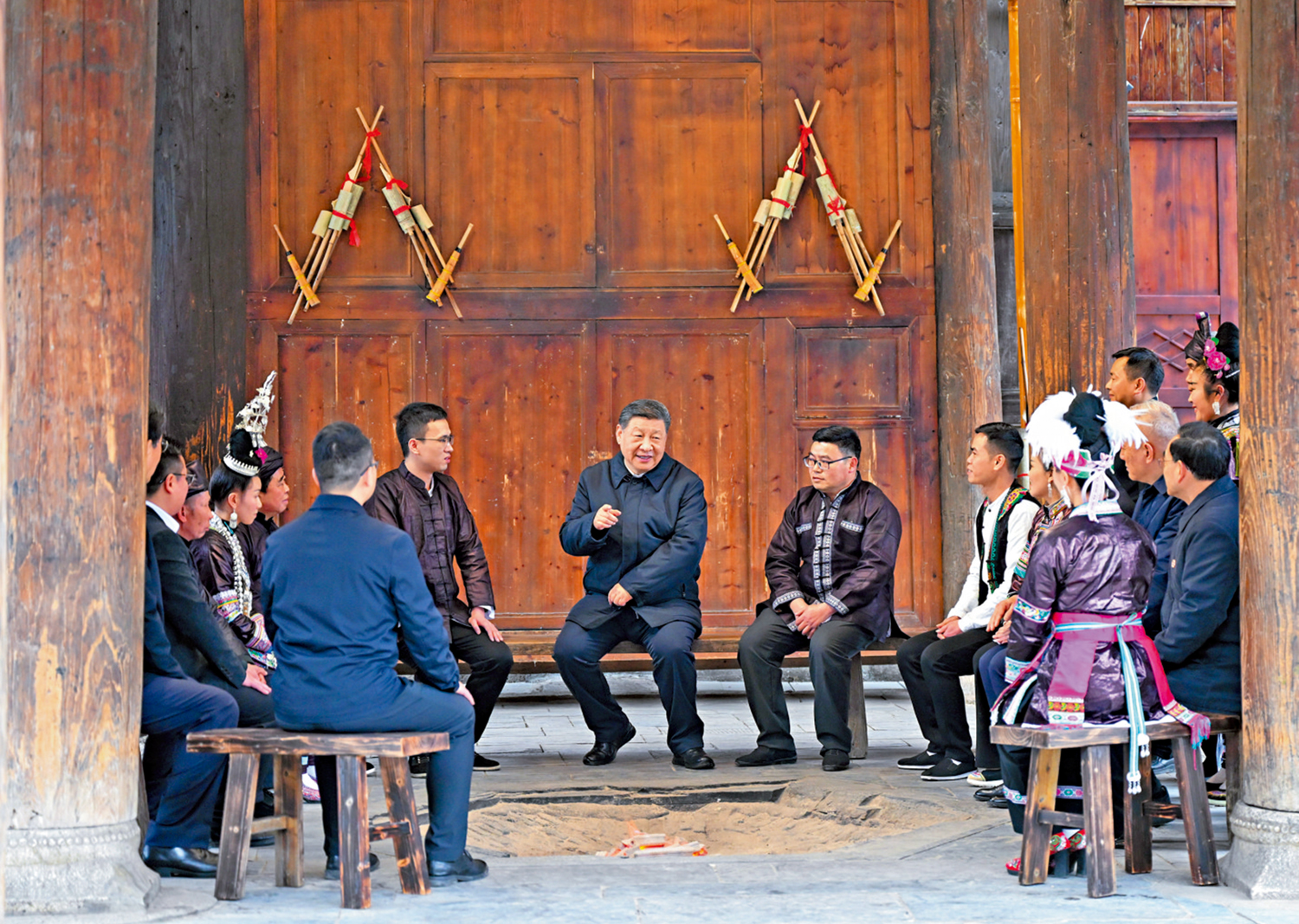 圖:17日下午,習近平在黔東南州黎平縣肇興侗寨考察時,在信團鼓樓同村幹部和村民代表圍坐在火塘邊,共話鄉村全面振興。\新華社