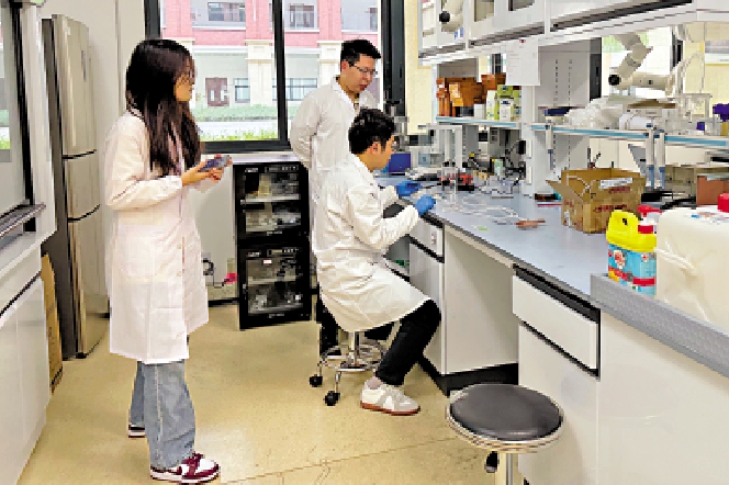 圖:師生在廣東一所高校實驗室內做研究。\大公報記者盧靜怡攝