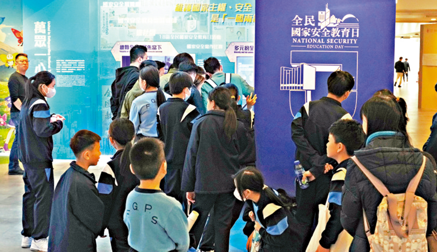 圖:展覽場地昨日人頭湧湧,大批學生到來參觀。 大公報記者黃洋港攝