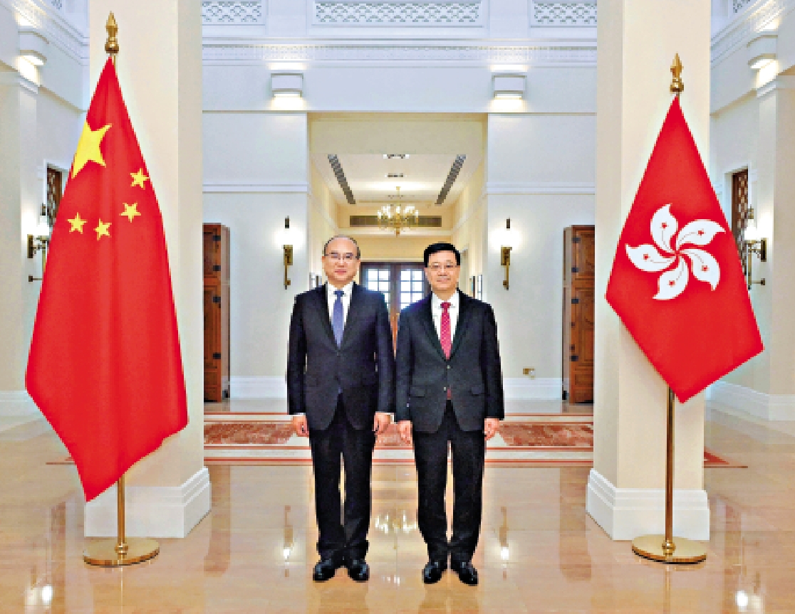 圖:行政長官李家超(右)昨在禮賓府與黑龍江省委書記許勤(左)會面。