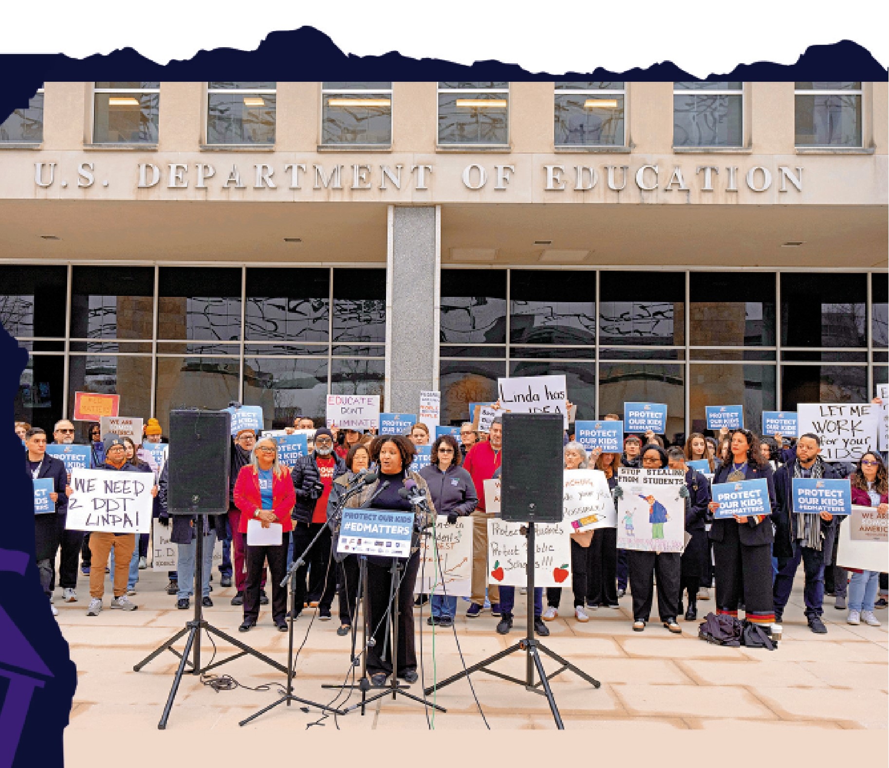　　圖：美國民眾14日在教育部門前示威，反對特朗普關閉該部門的計劃。\美聯社