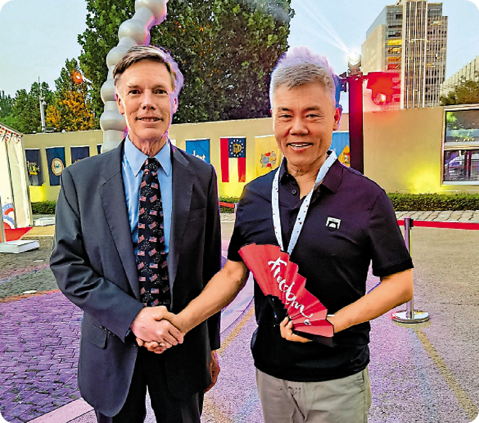 　　圖：作為知名的「大V」，司馬南（右）曾獲邀參加美國駐華大使館晚宴。