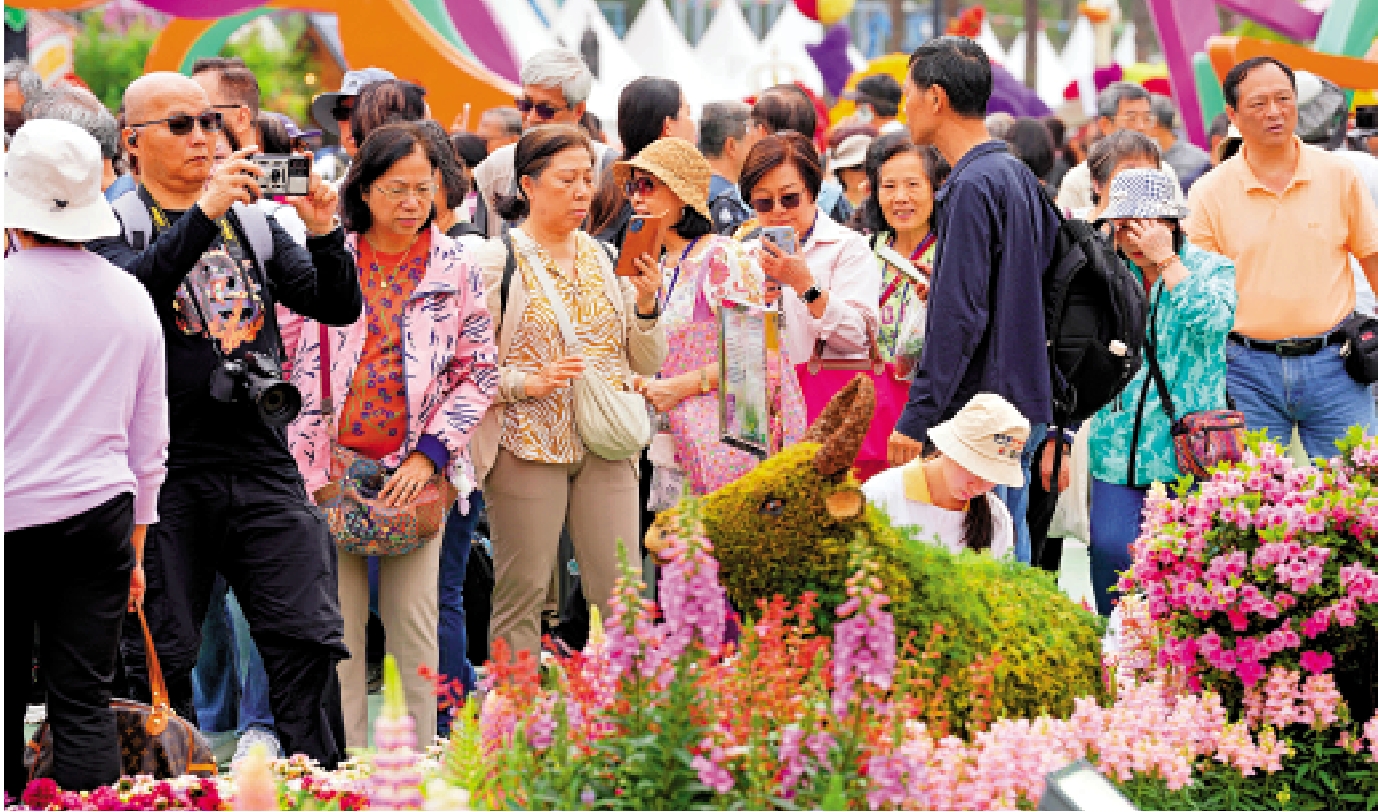 圖:百花爭艷,市民以相機或畫筆等不同方式記錄其美態。\大公報記者麥潤田攝