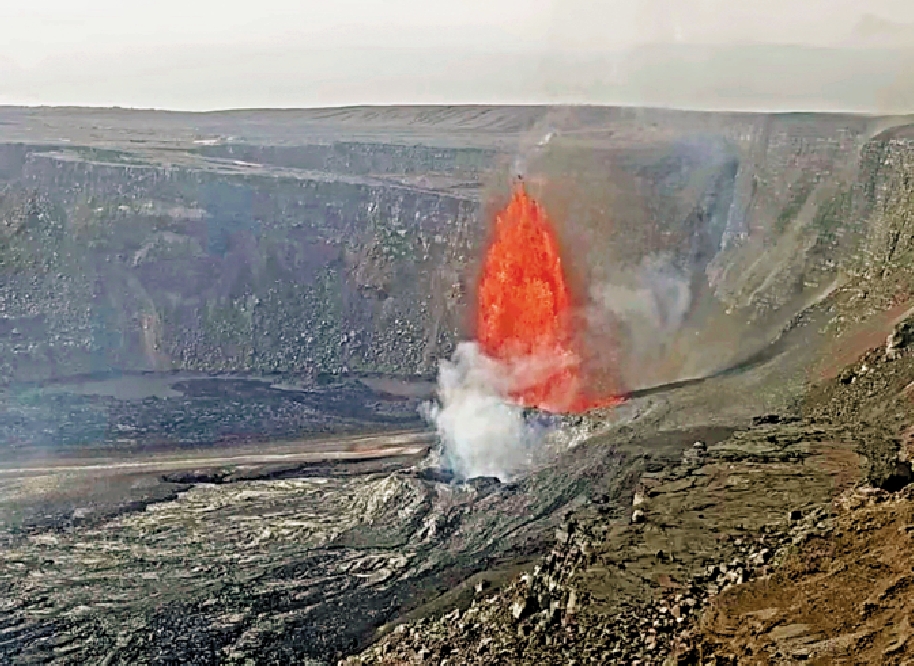 圖:夏威夷基拉韋火山20日噴射出「熔岩噴泉」。\美聯社