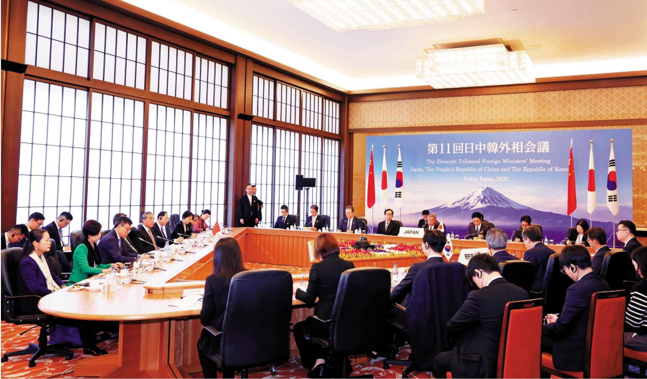圖:3月22日,中共中央政治局委員、外交部長王毅在東京同日本外相岩屋毅、韓國外長趙兌烈共同出席第11次中日韓外長會。\新華社