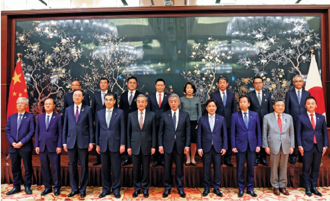 圖:3月22日,中共中央政治局委員、外交部長王毅在東京同日本外相岩屋毅共同主持召開第六次中日經濟高層對話,雙方15個政府部門負責人出席。\新華社