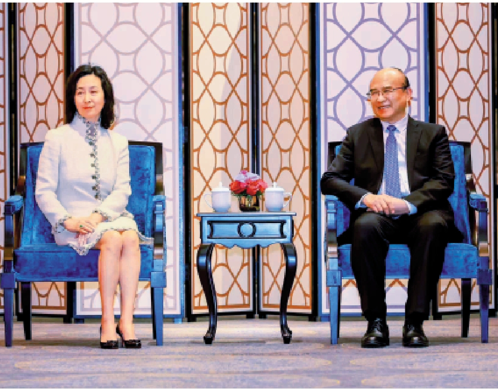 圖:黑龍江省委書記許勤(右)與信德集團行政主席何超瓊出席活動。\大公報記者于海江攝