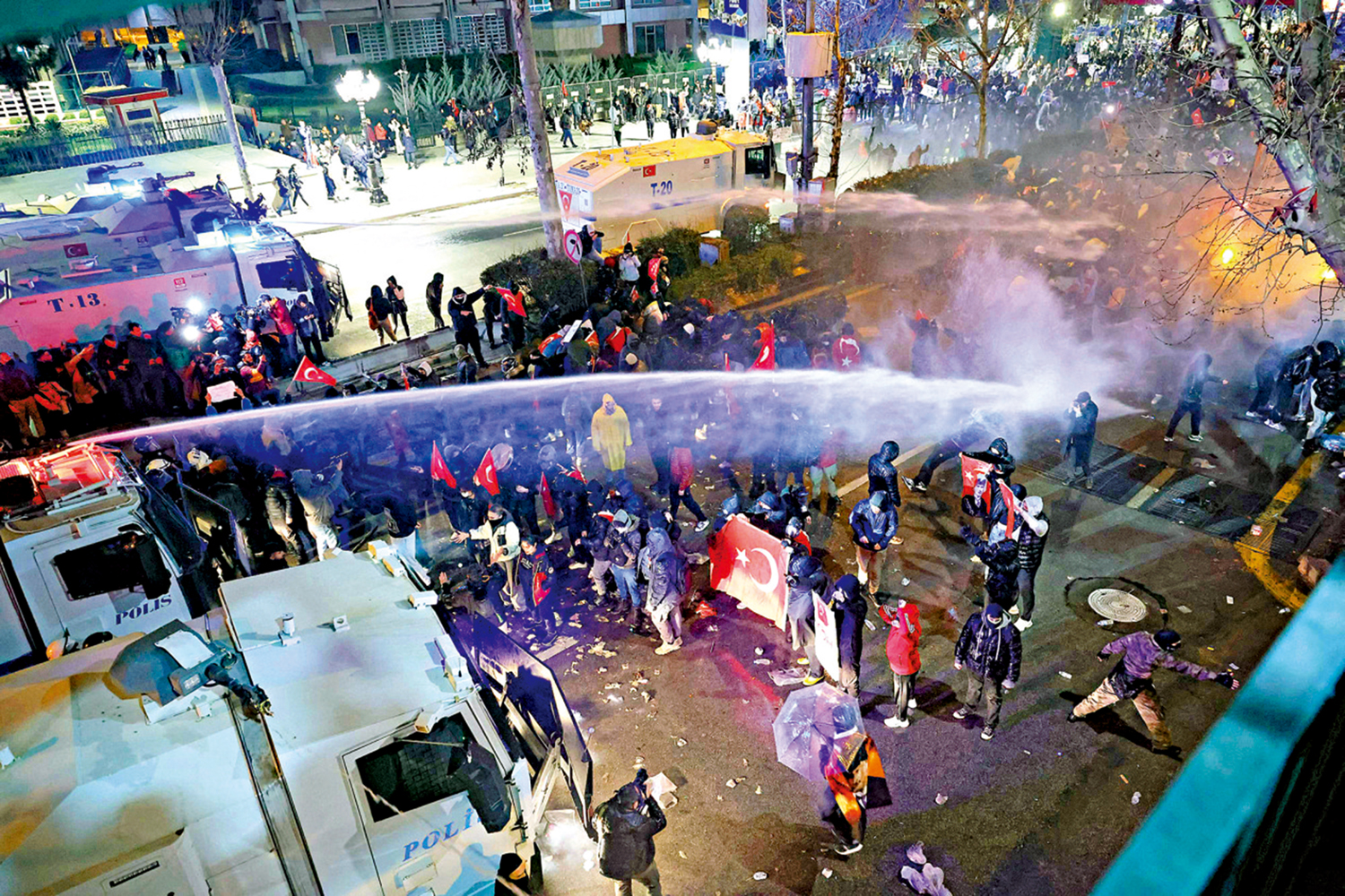圖:土耳其警方22日在安卡拉用水炮驅散支持伊馬姆奧盧的示威者。\法新社