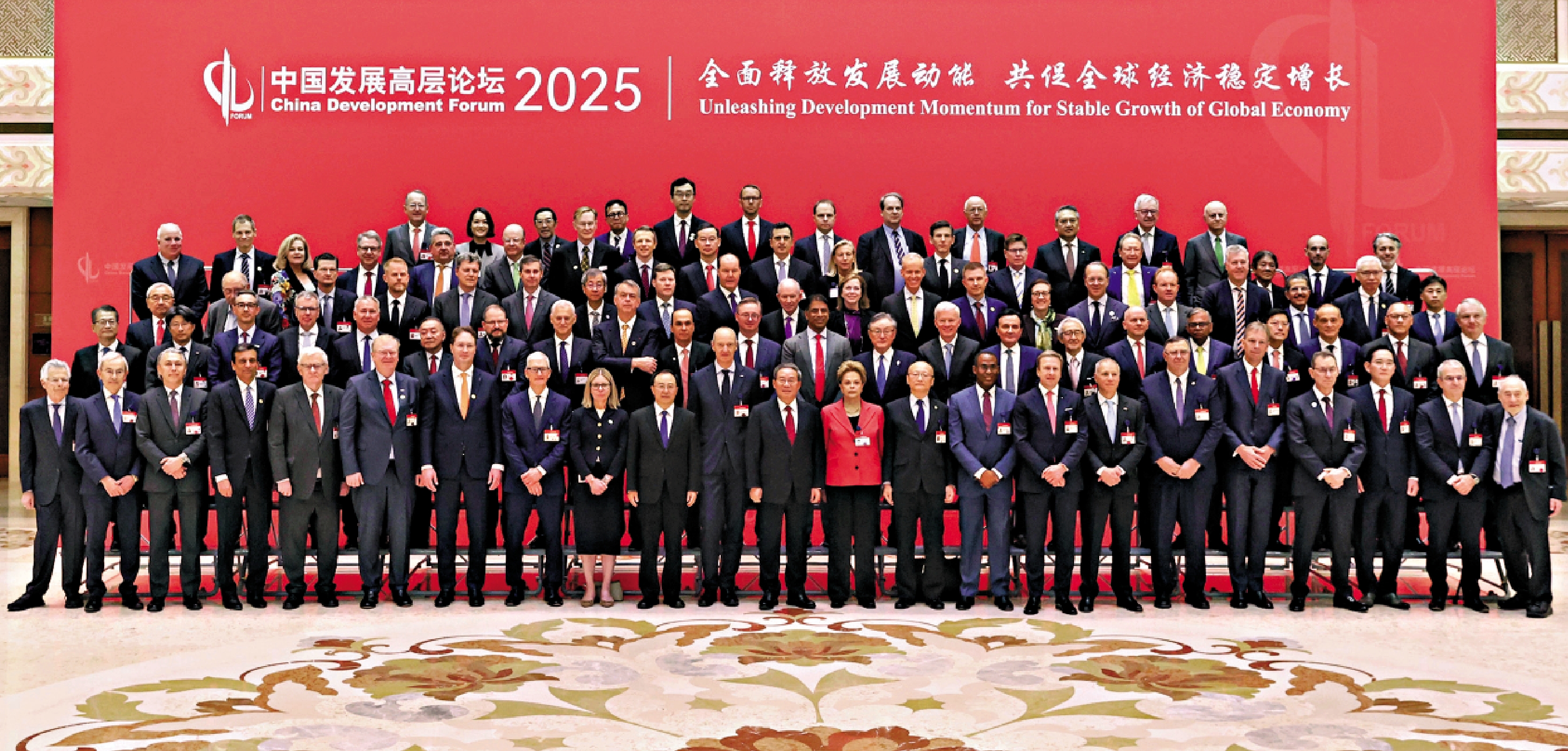 圖:3月23日上午,國務院總理李強在北京出席中國發展高層論壇2025年年會開幕式並發表主旨演講。圖為李強在開幕式前與參會嘉賓合影。\中新社