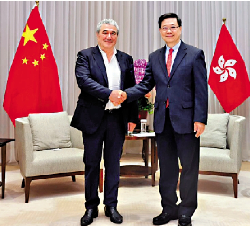 圖:行政長官李家超(右)昨會見Elior Group SA主席德里克堡(左)。