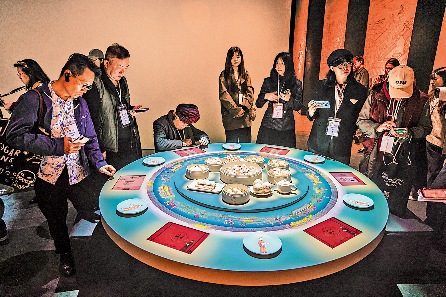 圖:多媒體互動裝置「虛擬餐桌」可令觀眾回顧食器的前世今生。\中通社
