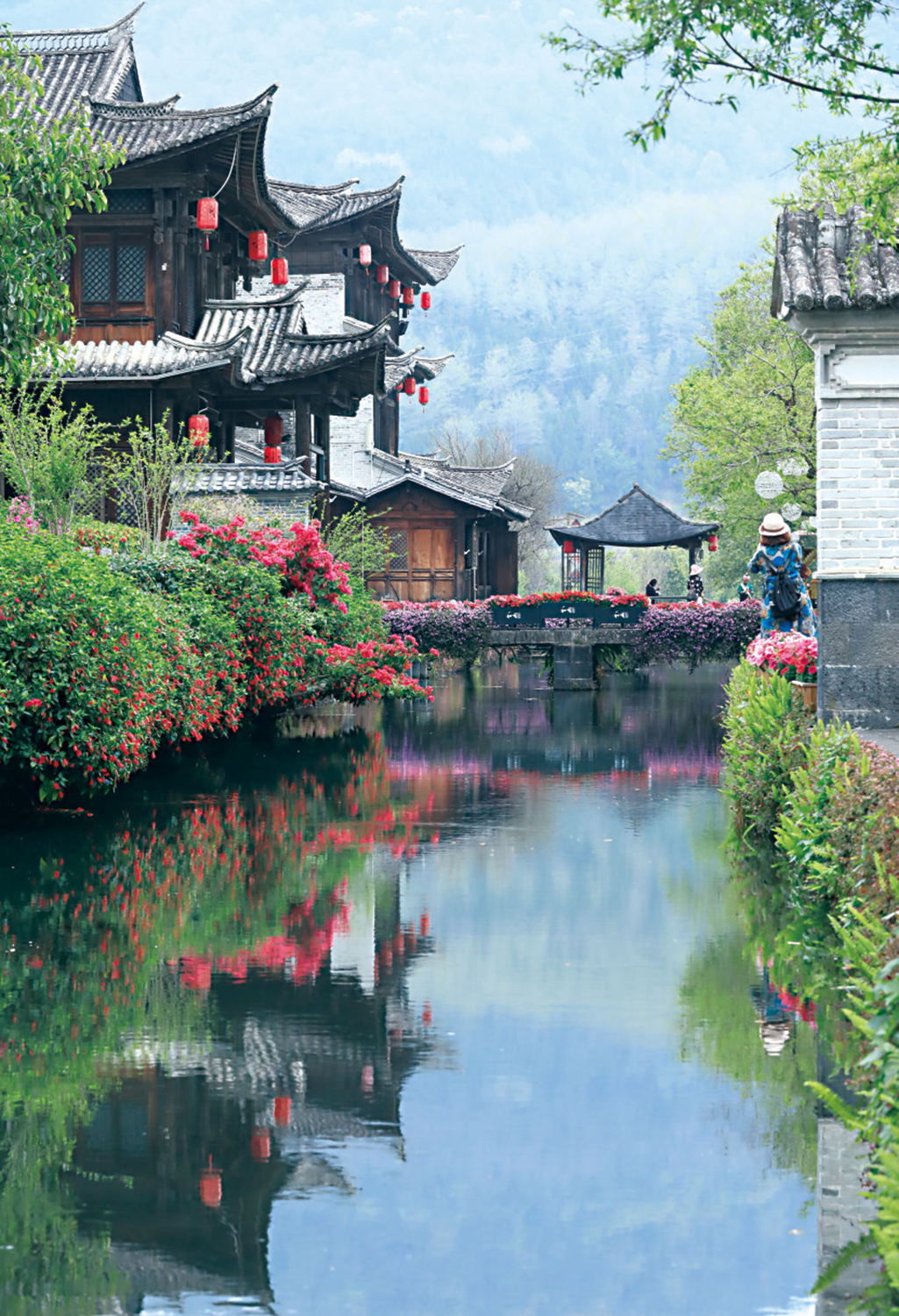 　　圖：當古建與春天相遇，是一場跨越時空的浪漫邂逅。這一刻，歷史在春風的輕拂下褪去滄桑，在春光的照耀下展現生機，讓人沉醉在穿越千年的美好畫卷中。圖為近日遊客在雲南省騰沖市和順古鎮景區遊玩。\新華社